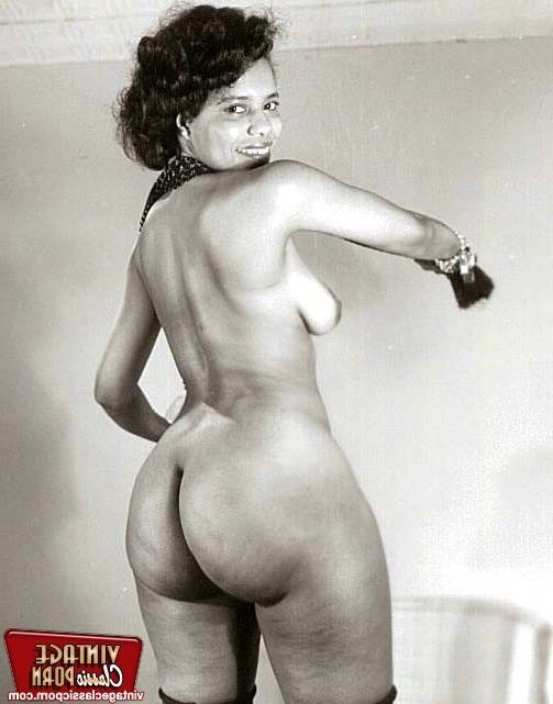 12P Some sensual vintage babes showing their big curvy asses