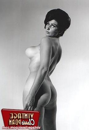 12P Some sensual vintage babes showing their big curvy asses