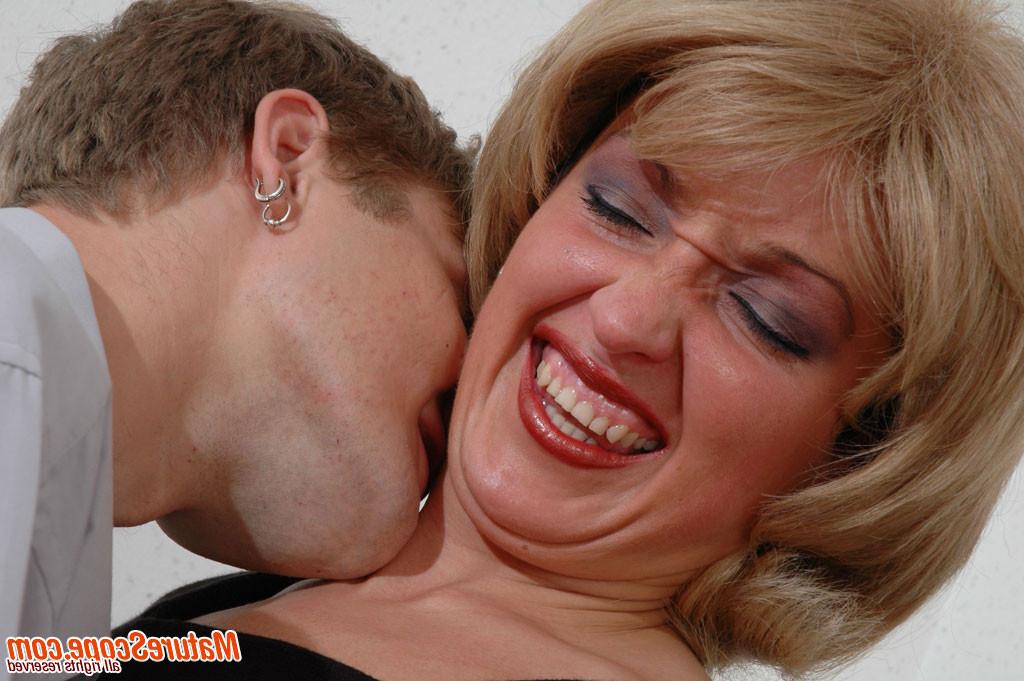 15P Older mommy sucks big penis young