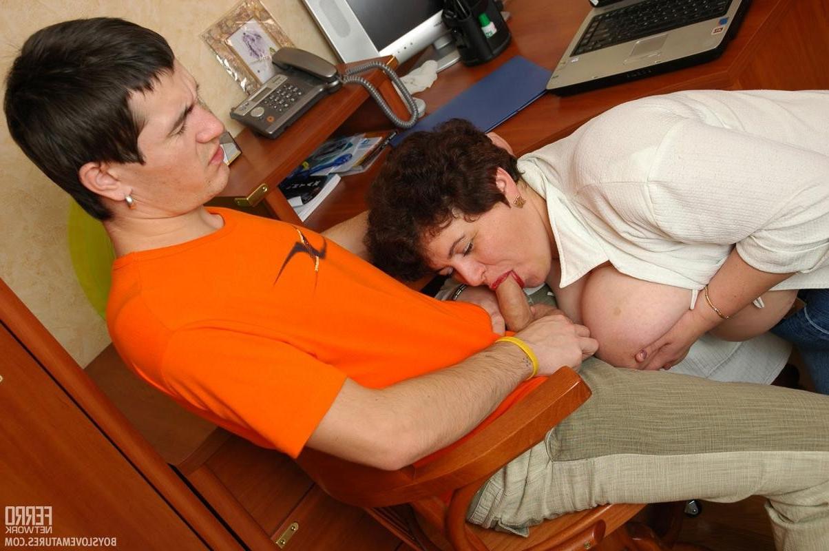 19P Big titted chubby mature gets drilled by her younger lover