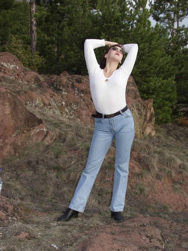 16P Sexy babe is outdoor fucking hard and spreading