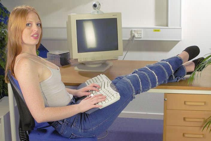 16P Freckled Redhead Webcam Fan Strips Naked At Her Computer