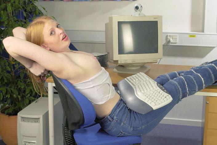 16P Freckled Redhead Webcam Fan Strips Naked At Her Computer