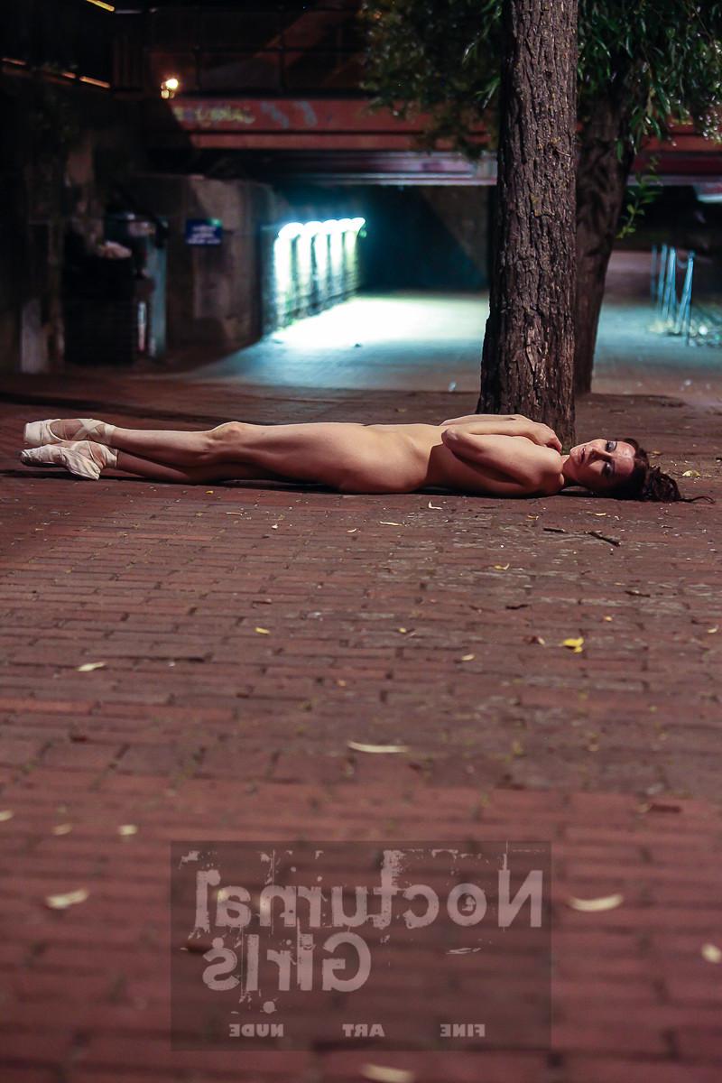 8P A girls is posing nude in the night time outdoor