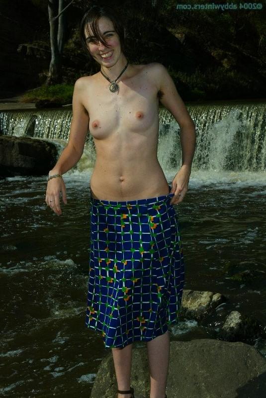 16P Jillian exposes her pussy outdoor