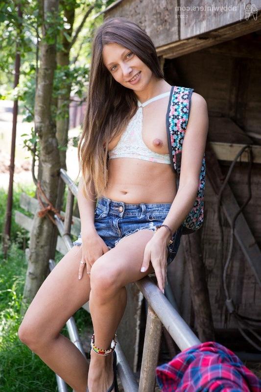 15P Amateur girl Ivanna strips outdoor