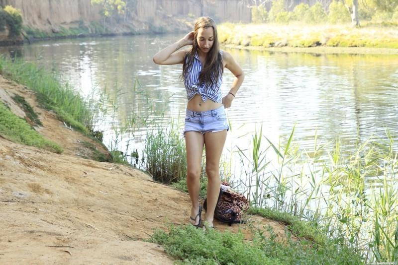 15P Girl toying her pussy outdoor