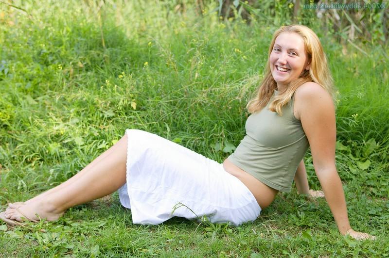 16P Blonde Chrissy posing naked outdoor