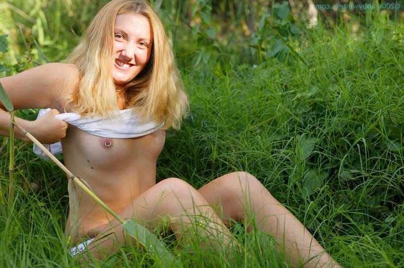 16P Blonde Chrissy posing naked outdoor