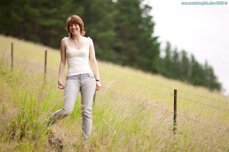16P Joanna strips and poses outdoor