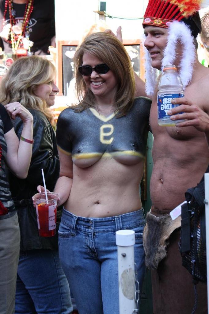 15P Drunk girls flash tits at Mardi Gras