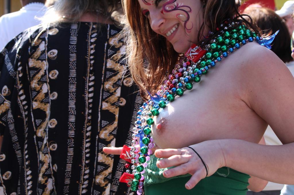 15P Drunk girls flash tits at Mardi Gras