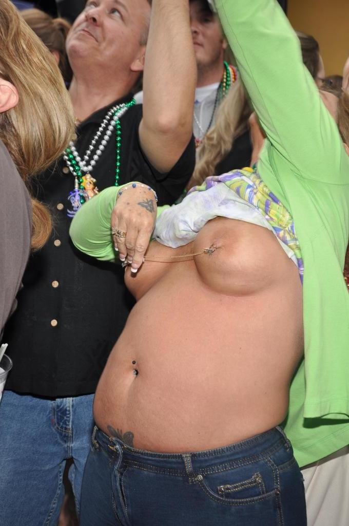 15P Drunk girls flash tits at Mardi Gras