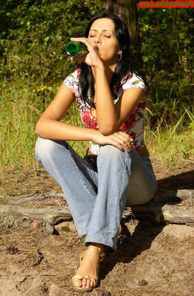 16P Beautiful teen peeing in the forest