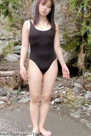 16P Asian amat teen shows her virgin twat outdoor