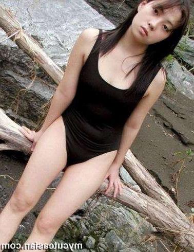 16P Asian amat teen shows her virgin twat outdoor