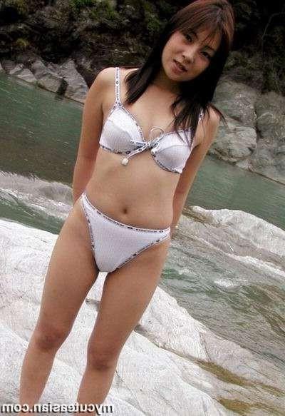 16P Asian amat teen shows her virgin twat outdoor