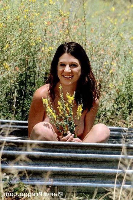 16P Sexy pregnant babe outdoor posing totally nude
