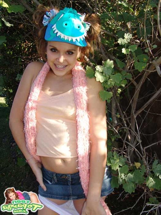 16P Barely legal Teen Topanga has some fun at the zoo
