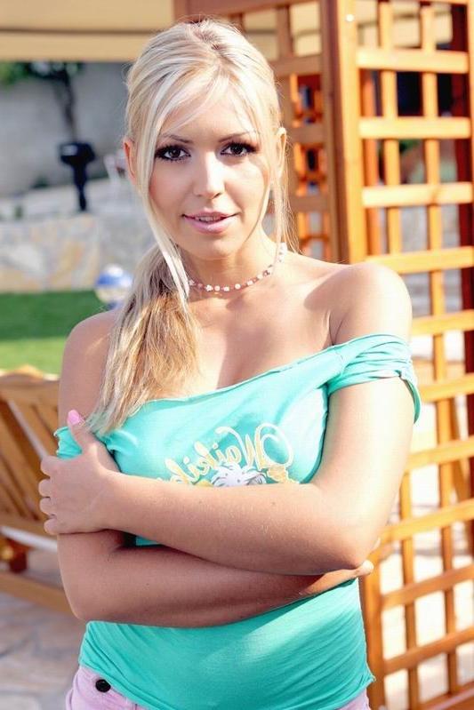 18P Sweet blonde beauty pleasing her tight pussy outdoor