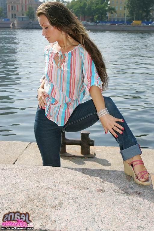 15P brunette girl showing her panties outdoor