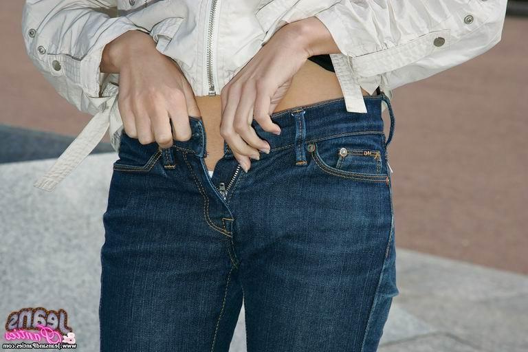 15P brunette teen showing her thongs outdoor