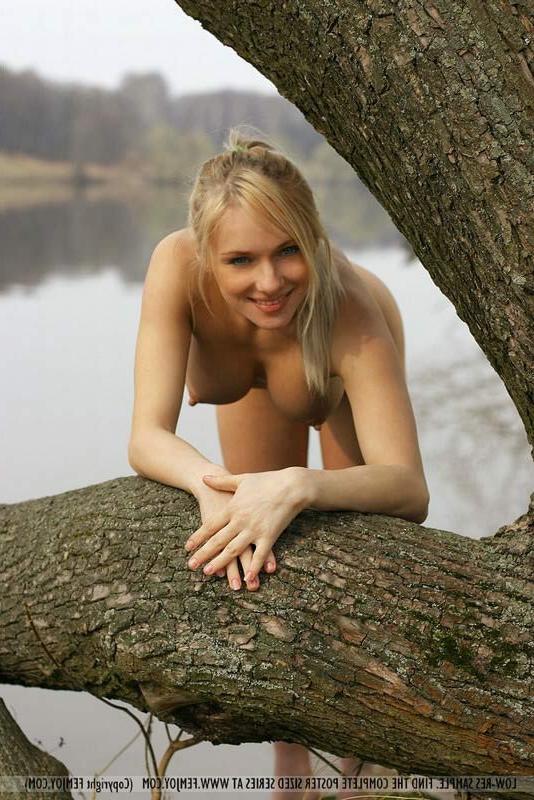 16P Outdoor Nudes Of Busty Babe
