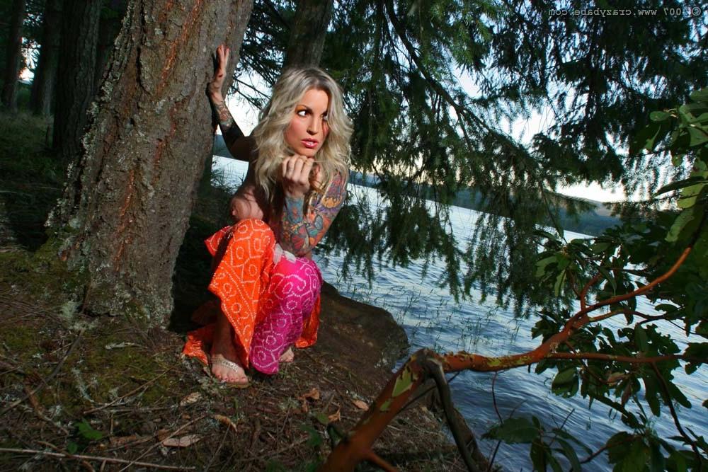 20P Hot blonde busty babe goes naked outdoor and swims in a lake