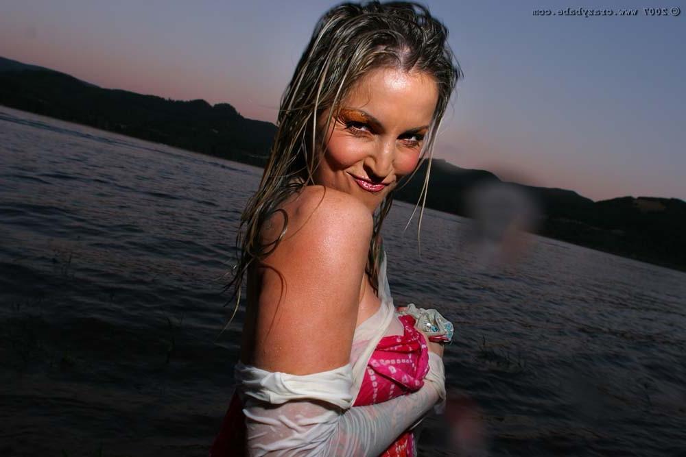 20P Hot blonde busty babe goes naked outdoor and swims in a lake