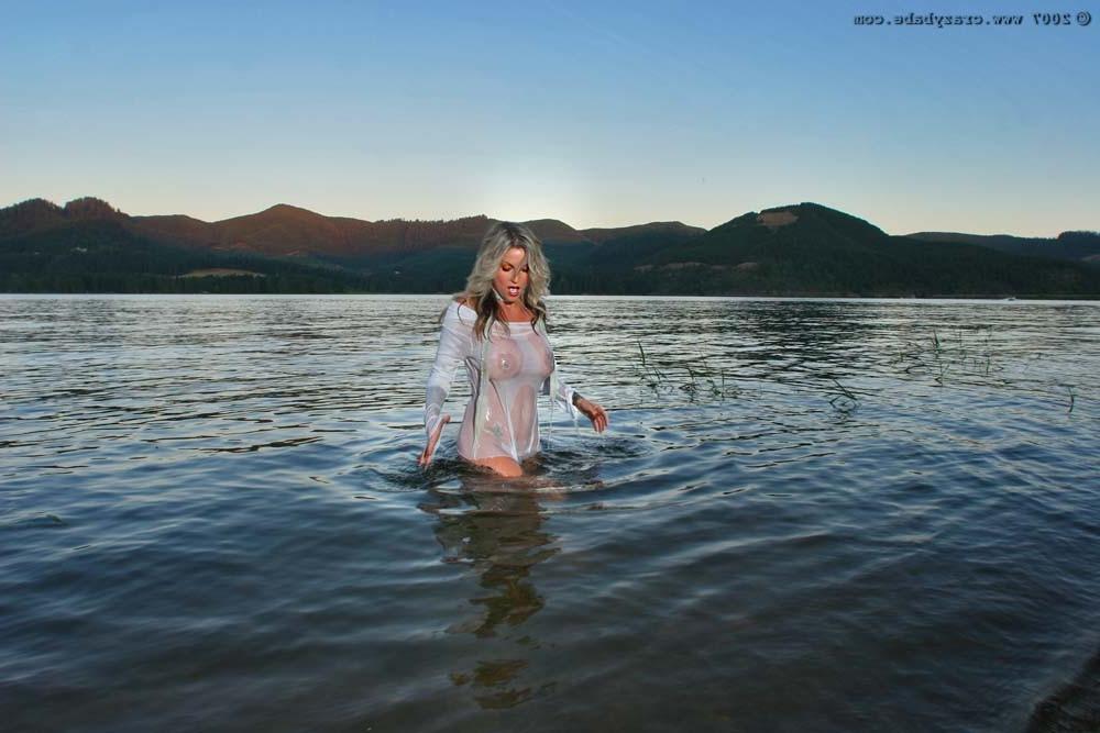 20P Hot blonde busty babe goes naked outdoor and swims in a lake