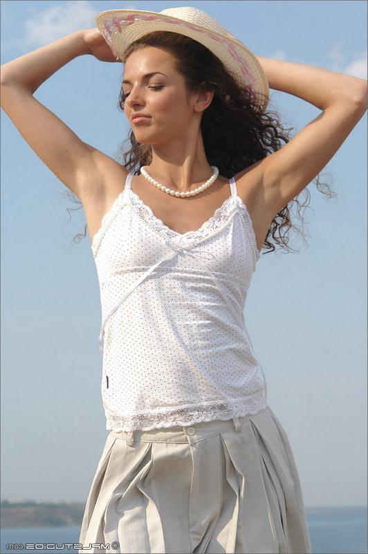 12P Teen girl posing outdoor