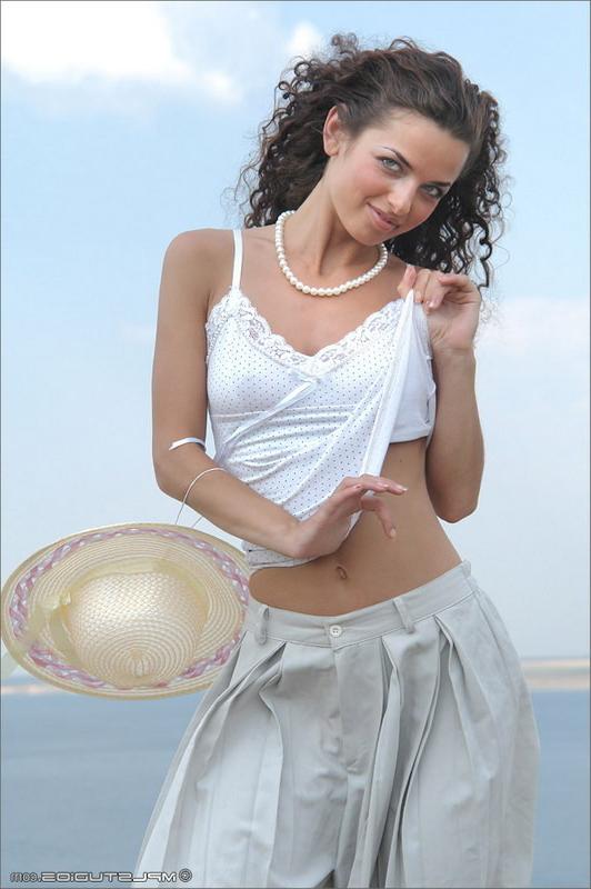 12P Teen girl posing outdoor