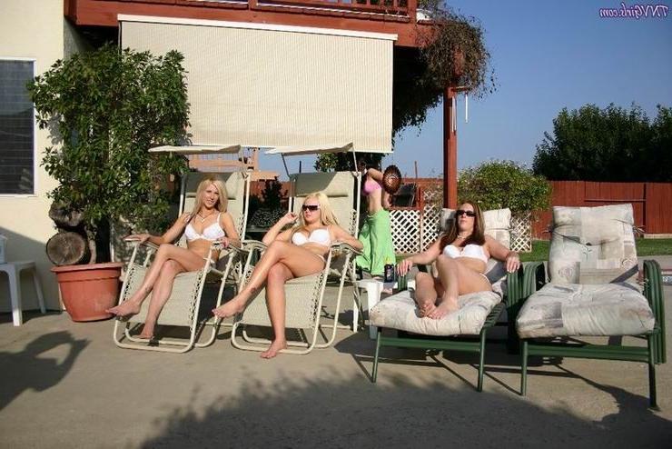 12P sexy teen babe posing outdoor