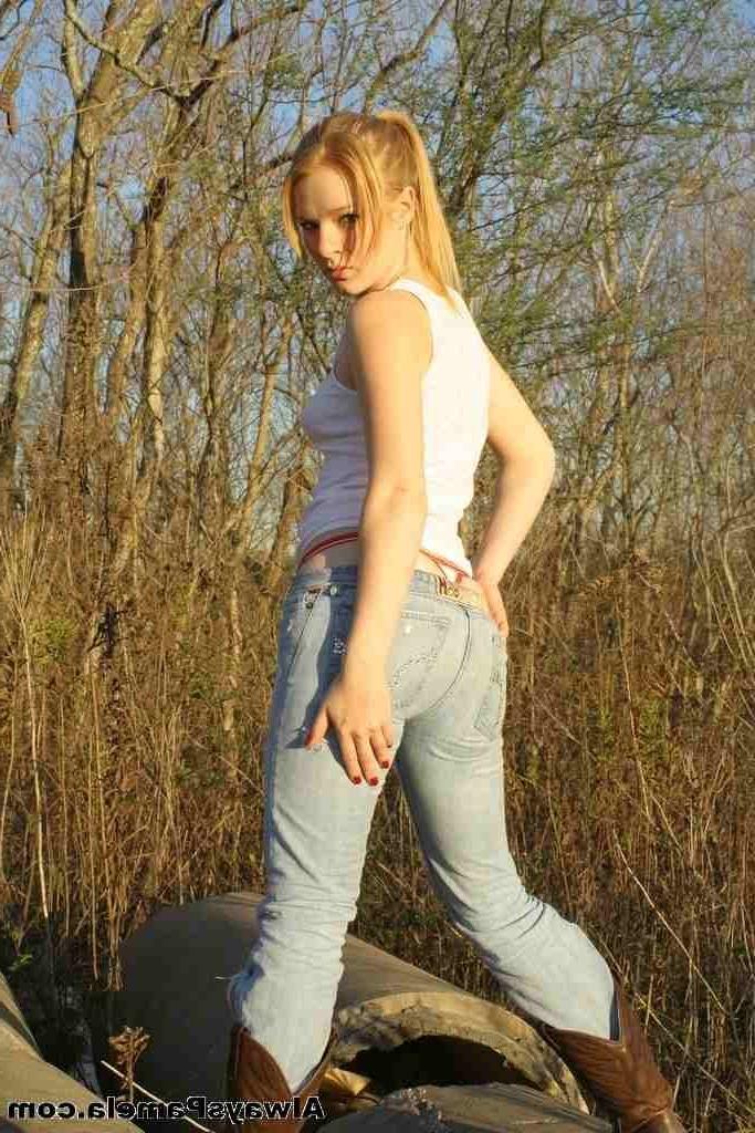 16P Pamela wearing thong posing outdoor