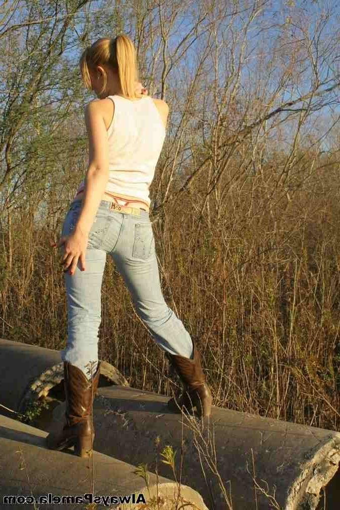 16P Pamela wearing thong posing outdoor
