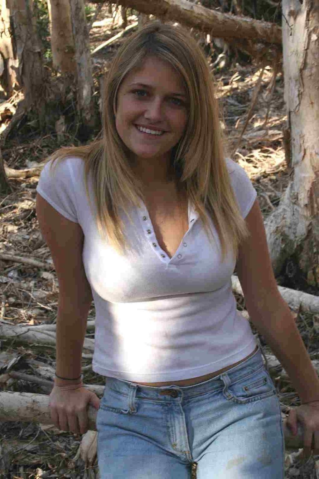 16P busty babe Samantha stripteasing outdoor