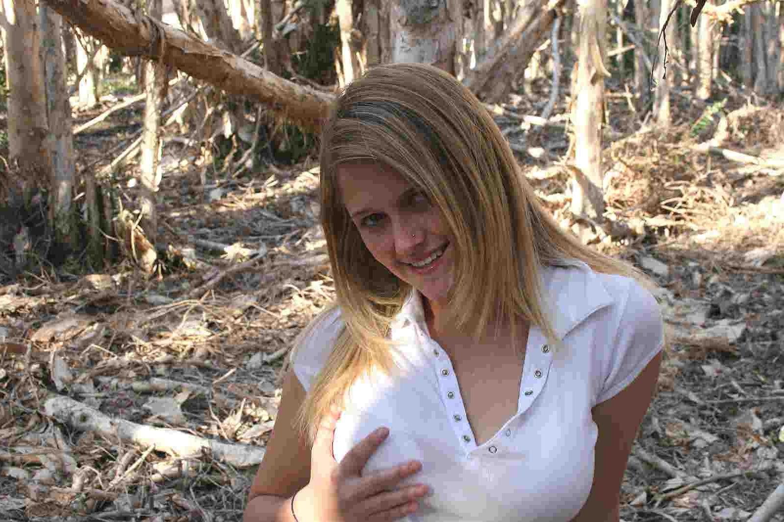 16P busty babe Samantha stripteasing outdoor