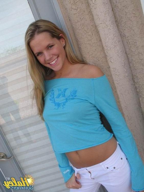 16P Blonde teen in blue thongs posing outdoor