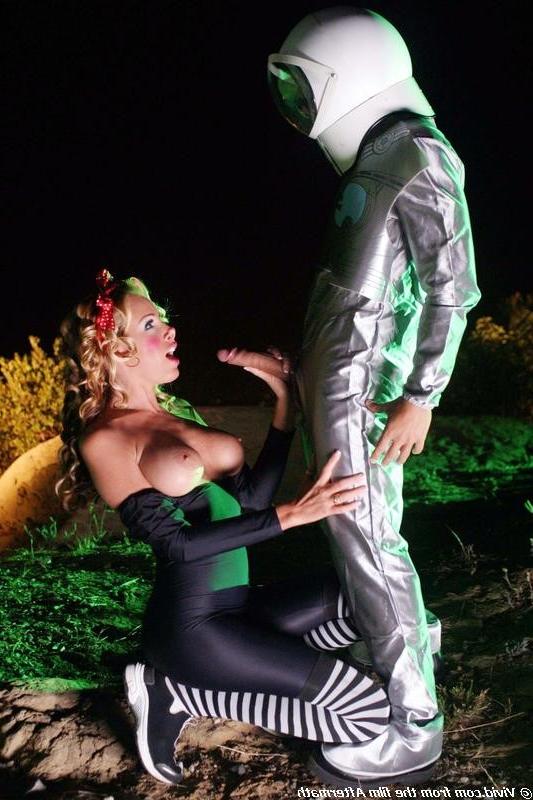15P Sexy Blonde Pornstar Nicole Sheridan Outdoor Fucking