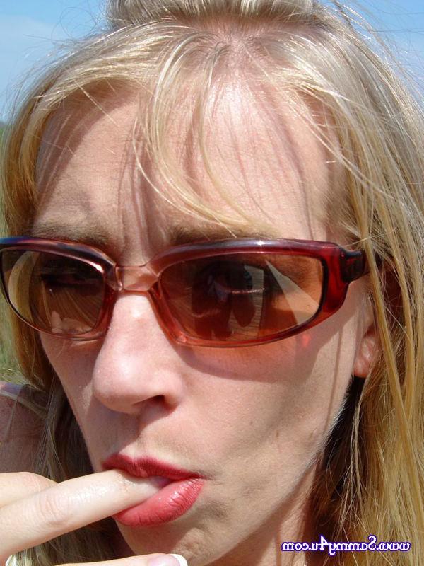 15P Cute amateur sucks dick at an outdoor conservatory