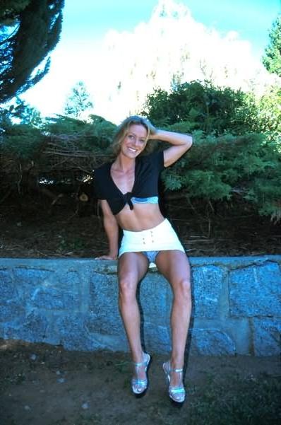20P Outdoor upskirt view