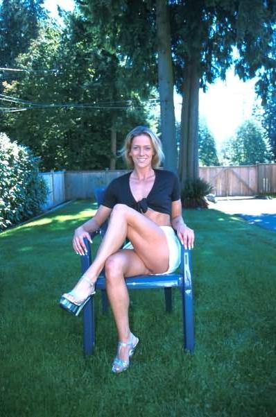 20P Outdoor upskirt view