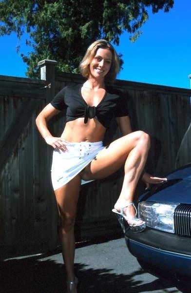 20P Outdoor Upskirt Peaks