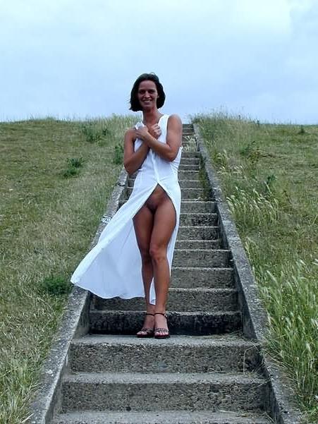 20P Babe Nude Outdoor