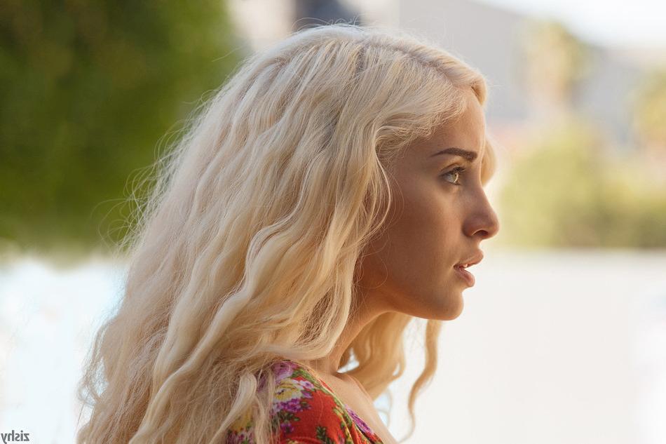 8P Blonde beauty Naomi Woods poses in sexy dress