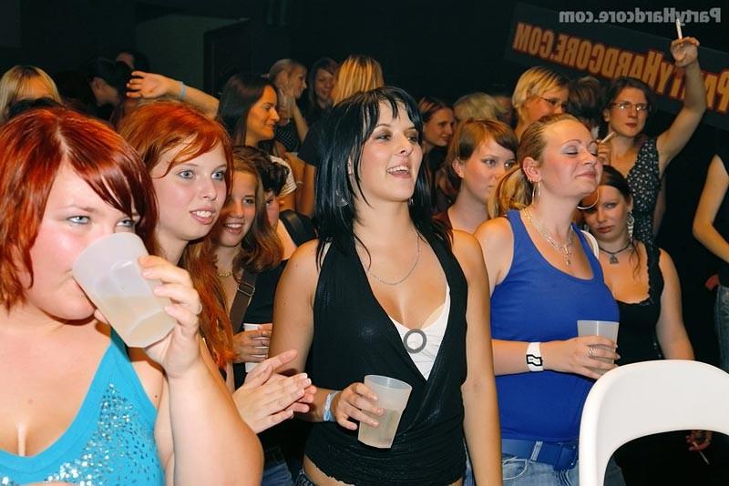 16P Drunk horny girls sucks and fucks at hardcore party