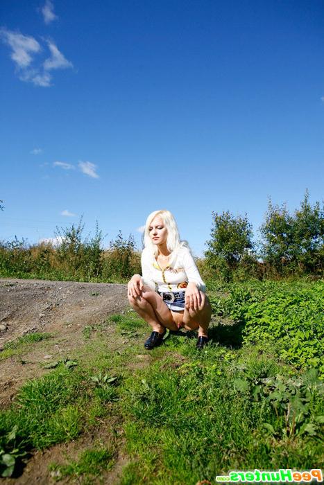 16P Hot outdoor pisser shows her gushing hole alfresco