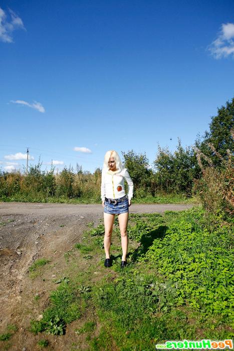 16P Hot outdoor pisser shows her gushing hole alfresco