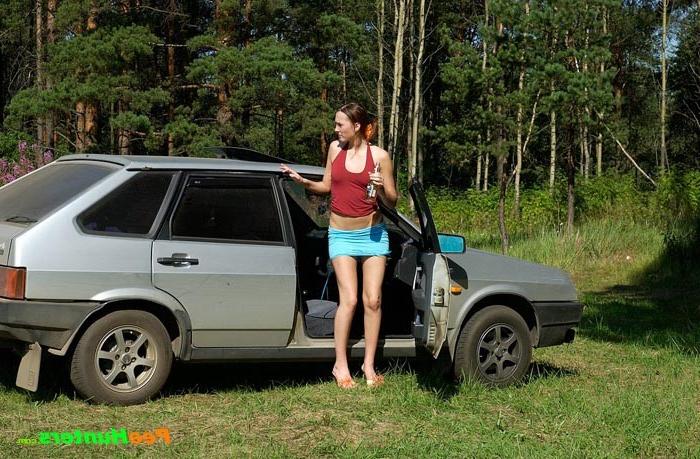 16P Fucked-up girl pisses the forest glade and leaves