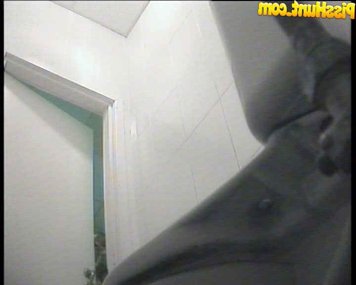 14P Oldie with blue hair pees in spycammed loo
